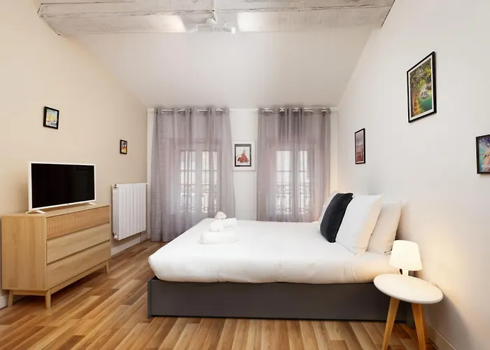 La Vie En Rouge - Parking Gratuit * Каркассон