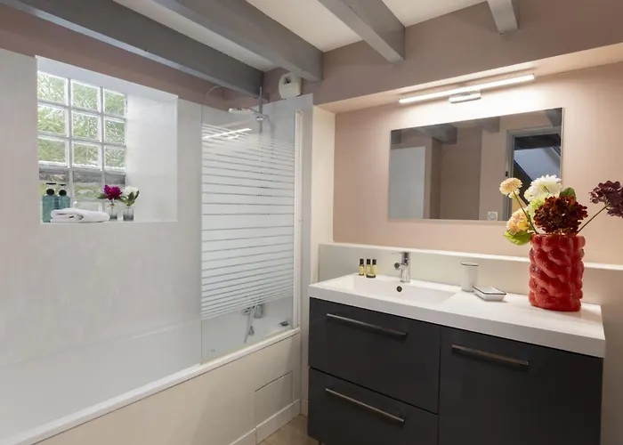 La Vie En Rouge - Parking Gratuit *