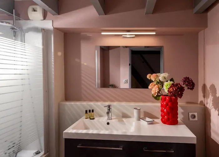 La Vie En Rouge - Parking Gratuit