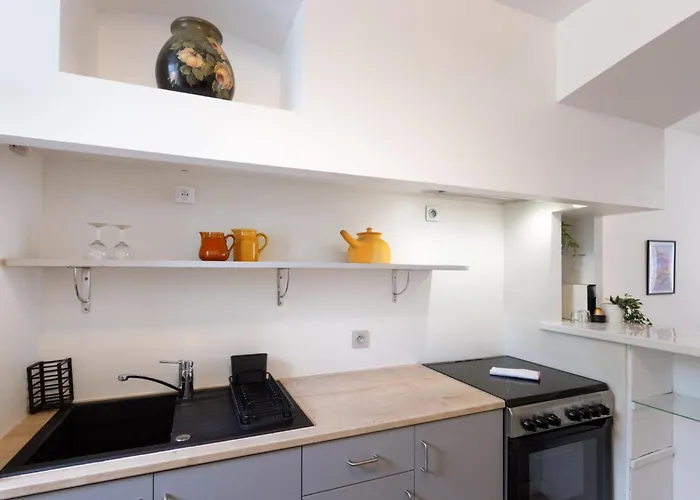 La Vie En Rouge - Parking Gratuit Carcassonne